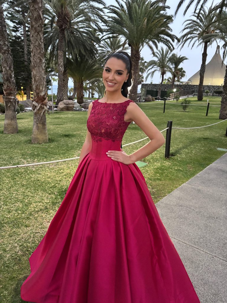 María Espí vestida por Penhalta durante su camino a Miss World Spain 2026