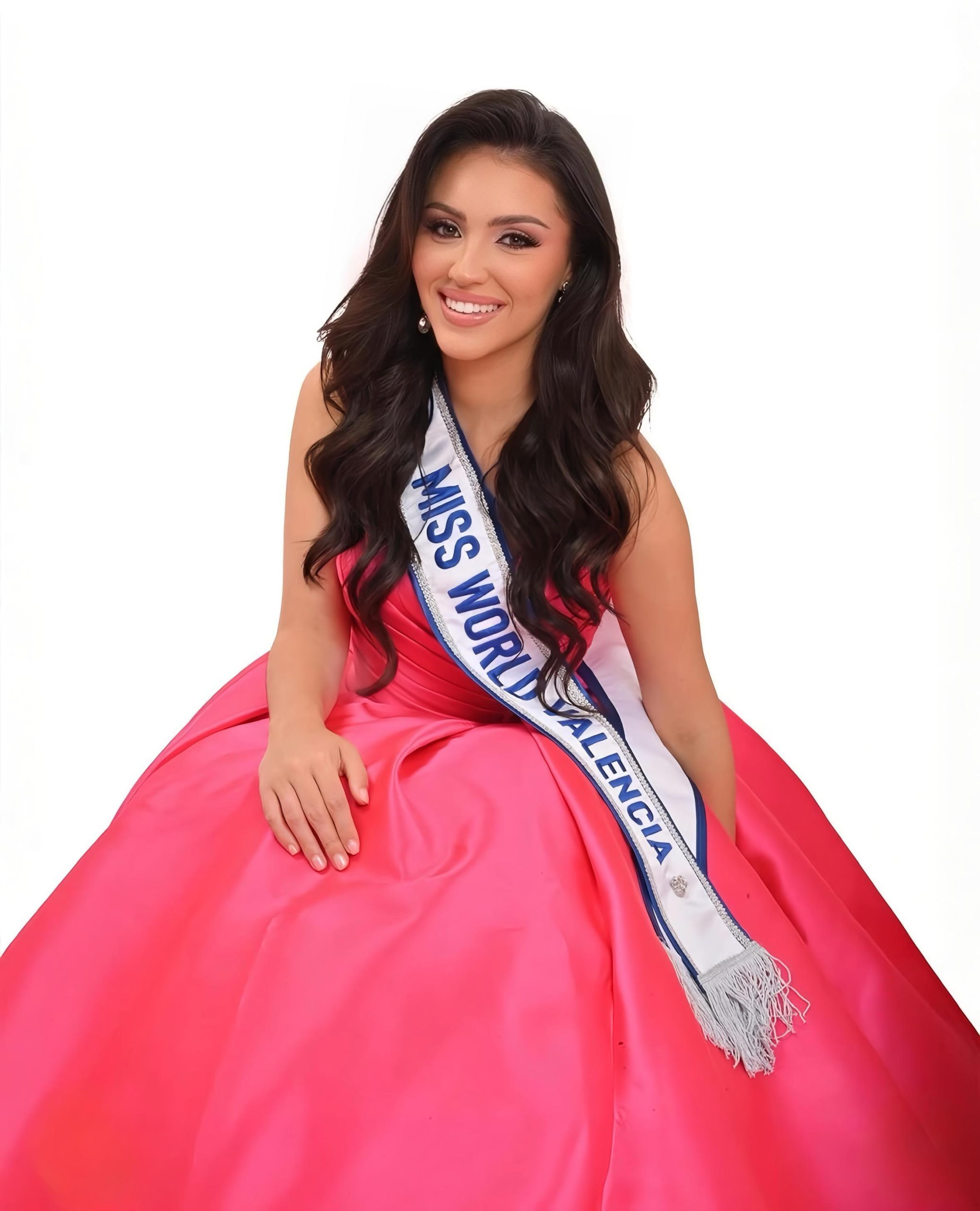 María Espí vestida por Penhalta durante su camino a Miss World Spain 2026