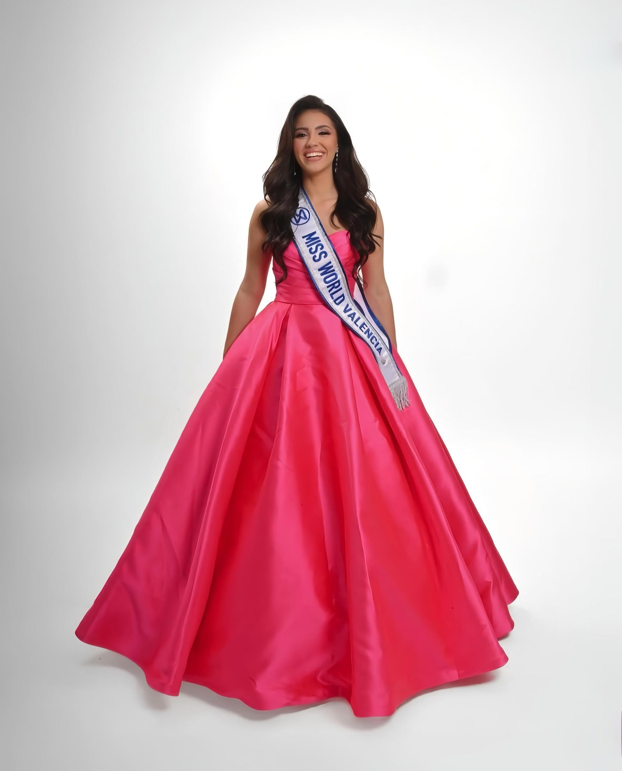 María Espí vestida por Penhalta durante su camino a Miss World Spain 2026