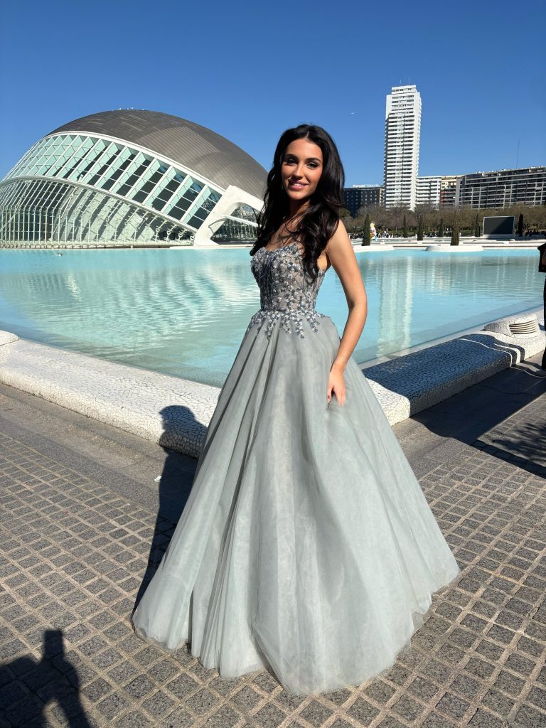 María Espí vestida por Penhalta durante su camino a Miss World Spain 2026